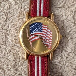 WORKING Valdawn Unisex Patriotic Flag Watch 33mm Round Gold Tone Cloth Leather